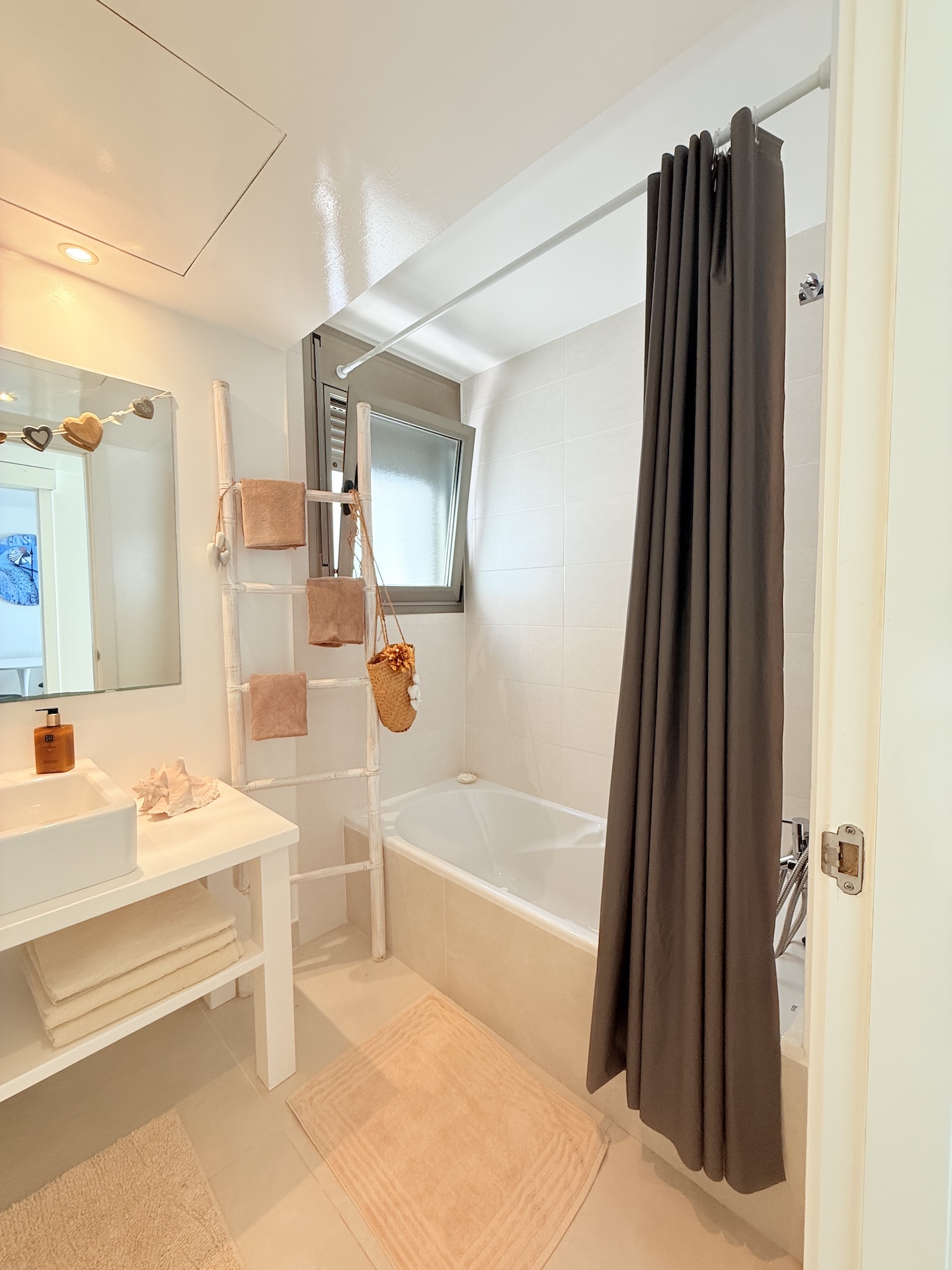 Resa Estates Ibiza longter rental Cala Tarida penthouse batrhoom ok.jpeg